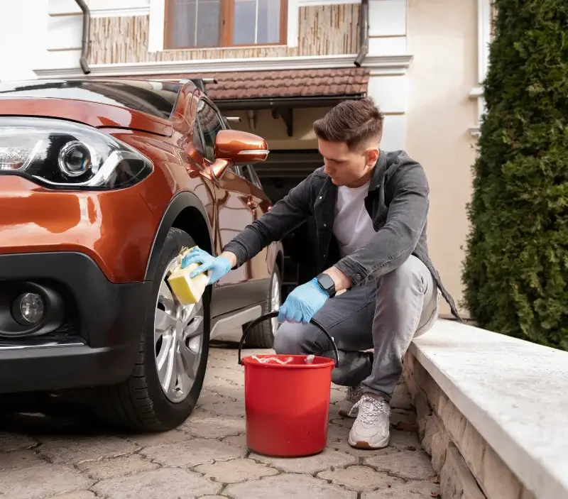 Lavage auto à domicile Marigny-le-Châtel : professionnel intervenant sur un véhicule